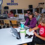 La Secretaría de Educación Pública de Hidalgo (SEPH), a través de la subsecretaría de Planeación y Evaluación, en coordinación con la Unidad del Sistema para la Carrera de las Maestras y los Maestros (USICAMM), llevó a cabo con éxito la aplicación virtual de instrumentos de valoración dirigidos a quienes buscan integrarse al servicio educativo en nivel básico. En total 7 mil 101 aspirantes participaron en el Proceso de Admisión en Educación Básica, ciclo escolar 2025-2026, una etapa clave para fortalecer la calidad educativa en nuestro estado. La aplicación se realizó en línea, en diferentes horarios y turnos, de acuerdo con el nivel educativo y la especialidad de cada aspirante. Esta modalidad permitió una experiencia más flexible, moderna y accesible. Durante todo el proceso, se contó con un Centro Estatal de Monitoreo ubicado en la Dirección de Valoración y Operación de la Unidad Estatal USICAMM, el cual brindó atención oportuna a las incidencias reportadas por las y los participantes. Con estas acciones, el también titular del Instituto Hidalguense de Educación (IHE), Natividad Castrejón Valdez, reafirma su compromiso con la mejora continua de la educación en Hidalgo, asegurando que las y los docentes cuenten con las herramientas necesarias para transformar el aprendizaje en las aulas.