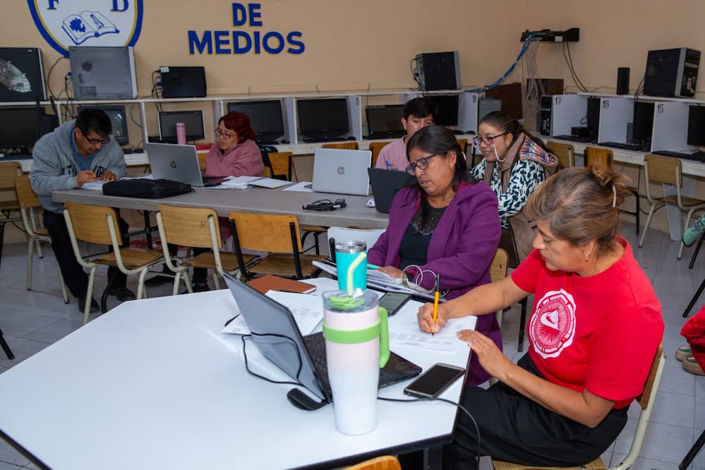 La Secretaría de Educación Pública de Hidalgo (SEPH), a través de la subsecretaría de Planeación y Evaluación, en coordinación con la Unidad del Sistema para la Carrera de las Maestras y los Maestros (USICAMM), llevó a cabo con éxito la aplicación virtual de instrumentos de valoración dirigidos a quienes buscan integrarse al servicio educativo en nivel básico. En total 7 mil 101 aspirantes participaron en el Proceso de Admisión en Educación Básica, ciclo escolar 2025-2026, una etapa clave para fortalecer la calidad educativa en nuestro estado. La aplicación se realizó en línea, en diferentes horarios y turnos, de acuerdo con el nivel educativo y la especialidad de cada aspirante. Esta modalidad permitió una experiencia más flexible, moderna y accesible. Durante todo el proceso, se contó con un Centro Estatal de Monitoreo ubicado en la Dirección de Valoración y Operación de la Unidad Estatal USICAMM, el cual brindó atención oportuna a las incidencias reportadas por las y los participantes. Con estas acciones, el también titular del Instituto Hidalguense de Educación (IHE), Natividad Castrejón Valdez, reafirma su compromiso con la mejora continua de la educación en Hidalgo, asegurando que las y los docentes cuenten con las herramientas necesarias para transformar el aprendizaje en las aulas.