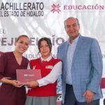 Natividad Castrejón entregó tabletas a estudiantes del BEH en Tepeji del Río