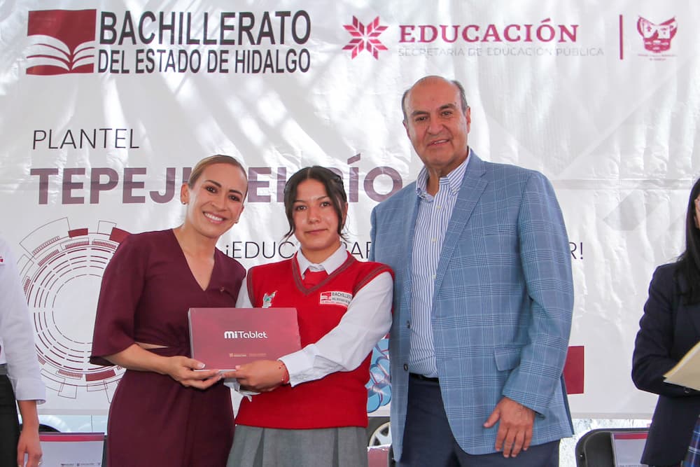 Natividad Castrejón entregó tabletas a estudiantes del BEH en Tepeji del Río