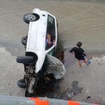 Dos mujeres lesionadas tras caer auto a Río de las Avenidas
