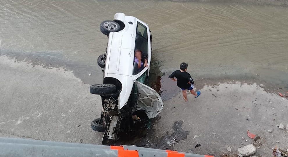 Dos mujeres lesionadas tras caer auto a Río de las Avenidas