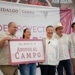 Julio Menchaca supervisó entrega de apoyos en Xochicoatlán
