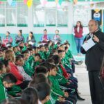 En su visita al municipio de Tepeji del Río, el secretario de Educación Pública de Hidalgo, Natividad Castrejón Valdez, encabezó la "Feria de la Salud" en la escuela primaria “Damián Carmona” de la localidad de Santa María Magdalena, donde los estudiantes y docentes presentaron los proyectos escolares y actividades desarrolladas en el aula como parte de la estrategia Vive Saludable, Vive Feliz. Natividad Castrejón destacó la importancia del Plan de Estudio que promueve una visión integral del aprendizaje y la formación de ciudadanos críticos y comprometidos, tal y como lo indica la política educativa del gobernador Julio Menchaca Salazar. En su mensaje a niñas y niños, Natividad Castrejón enfatizó la importancia de adoptar hábitos saludables, "uno de estos ejes articuladores, es el de vida saludable, fortaleciendo a las escuelas como espacios de promoción de la salud integral”. La enlace de la estrategia Vida Saludable en Hidalgo, Leyza Fernández Vega, indicó que la feria de la salud es una oportunidad para fomentar la cultura de la prevención y autocuidado en la comunidad escolar, y celebró que esta jornada permita a las y los estudiantes avanzar hacia una vida más saludable y plena. Entrega de Becas para la Transformación Posteriormente, el secretario Natividad Castrejón visitó la Universidad Politécnica de la Energía (UPE), para entregar simbólicamente tarjetas bancarias a mil 572 estudiantes beneficiarios del programa “Becas para la Transformación", provenientes de diversas instituciones como la Universidad Tecnológica de Tula Tepeji (UTTT), la Pedagógica Nacional Hidalgo sede Tula de Allende, Instituto Tecnológico de Atitalaquia, Escuela Normal del Valle del Mezquital, Instituto Tecnológico Superior de Huichapan (ITESHU) y los UTTT Unidad Académica – Tepetitlán, además de la UPE, con una inversión de 12.6 millones de pesos. Destacó que las becas son un voto de confianza a los estudiantes y que el objetivo es llegar al 100 por ciento de cobertura en la educación superior. “En Hidalgo el 80 por ciento de los estudiantes reciben una beca en la universidad y estamos buscando recursos para llegar al 90 por cierto y antes de que termine este gobierno de Julio Menchaca tenemos que llegar al 100, es un esfuerzo de todos, porque queremos que desarrolle su máximo potencial, que sean muy felices y que tengan vidas plenas", subrayó Natividad Castrejón. Estuvo presente el presidente municipal de Tula de Allende, Cristhian Evanivaldo Martínez Reséndiz; el coordinador general de Becas para la Transformación, Emmanuel Flores Bermúdez; el director general del Instituto Hidalguenses de Financiamiento a la Educación Superior, José Luis Zúñiga López, además de rectores y rectoras de universidades, entre otros.