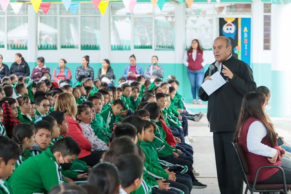 En su visita al municipio de Tepeji del Río, el secretario de Educación Pública de Hidalgo, Natividad Castrejón Valdez, encabezó la "Feria de la Salud" en la escuela primaria “Damián Carmona” de la localidad de Santa María Magdalena, donde los estudiantes y docentes presentaron los proyectos escolares y actividades desarrolladas en el aula como parte de la estrategia Vive Saludable, Vive Feliz. Natividad Castrejón destacó la importancia del Plan de Estudio que promueve una visión integral del aprendizaje y la formación de ciudadanos críticos y comprometidos, tal y como lo indica la política educativa del gobernador Julio Menchaca Salazar. En su mensaje a niñas y niños, Natividad Castrejón enfatizó la importancia de adoptar hábitos saludables, "uno de estos ejes articuladores, es el de vida saludable, fortaleciendo a las escuelas como espacios de promoción de la salud integral”. La enlace de la estrategia Vida Saludable en Hidalgo, Leyza Fernández Vega, indicó que la feria de la salud es una oportunidad para fomentar la cultura de la prevención y autocuidado en la comunidad escolar, y celebró que esta jornada permita a las y los estudiantes avanzar hacia una vida más saludable y plena. Entrega de Becas para la Transformación Posteriormente, el secretario Natividad Castrejón visitó la Universidad Politécnica de la Energía (UPE), para entregar simbólicamente tarjetas bancarias a mil 572 estudiantes beneficiarios del programa “Becas para la Transformación", provenientes de diversas instituciones como la Universidad Tecnológica de Tula Tepeji (UTTT), la Pedagógica Nacional Hidalgo sede Tula de Allende, Instituto Tecnológico de Atitalaquia, Escuela Normal del Valle del Mezquital, Instituto Tecnológico Superior de Huichapan (ITESHU) y los UTTT Unidad Académica – Tepetitlán, además de la UPE, con una inversión de 12.6 millones de pesos. Destacó que las becas son un voto de confianza a los estudiantes y que el objetivo es llegar al 100 por ciento de cobertura en la educación superior. “En Hidalgo el 80 por ciento de los estudiantes reciben una beca en la universidad y estamos buscando recursos para llegar al 90 por cierto y antes de que termine este gobierno de Julio Menchaca tenemos que llegar al 100, es un esfuerzo de todos, porque queremos que desarrolle su máximo potencial, que sean muy felices y que tengan vidas plenas", subrayó Natividad Castrejón. Estuvo presente el presidente municipal de Tula de Allende, Cristhian Evanivaldo Martínez Reséndiz; el coordinador general de Becas para la Transformación, Emmanuel Flores Bermúdez; el director general del Instituto Hidalguenses de Financiamiento a la Educación Superior, José Luis Zúñiga López, además de rectores y rectoras de universidades, entre otros.