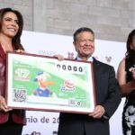 Julio Menchaca devela billete de Lotería de la Cooperativa Pascual