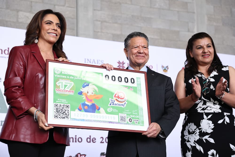 Julio Menchaca devela billete de Lotería de la Cooperativa Pascual