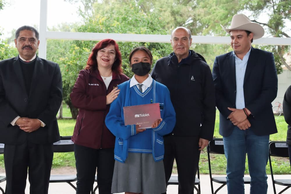 Natividad Castrejón entrega tabletas a estudiantes de secundaria en Tetepango y Tlahuelilpan