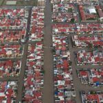 En Los Tuzos, 470 viviendas afectadas tras desbordamiento de ríoEn el fraccionamiento Los Tuzos, en Mineral de la Reforma, 470 viviendas resultaron afectadas tras el desbordamiento del Río de las Avenidas registrado la tarde noche del lunes. La alcaldía informó que se mantiene un nivel de agua de aproximadamente un metro en varias calles, en las que hicieron el censo en el que, hasta el momento, tienen reportadas 315 viviendas con anegaciones severas y 155 con afectación menor. Autoridades de los tres órdenes de gobierno continúan trabajando en el desfogue del agua acumulada, para poder dar paso a labores de limpieza en el sector. Además, instalaron un cerco de seguridad para limitar el paso vehicular y peatonal para evitar riesgos, al igual que se instaló un puesto de mando en la primaria Itzamná, donde hay servicios de alimentos, salud y apoyo sicológico para la población afectada. En cuanto a los albergues, se detalló que en el Centro Mineralense de las Artes se abrió un refugio, además de que en Pachuca están los del DIFH en el albergue para migrantes y el albergue Revolución.