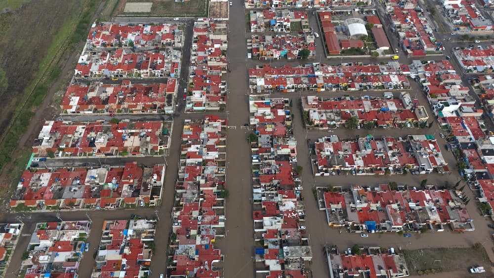 En Los Tuzos, 470 viviendas afectadas tras desbordamiento de ríoEn el fraccionamiento Los Tuzos, en Mineral de la Reforma, 470 viviendas resultaron afectadas tras el desbordamiento del Río de las Avenidas registrado la tarde noche del lunes. La alcaldía informó que se mantiene un nivel de agua de aproximadamente un metro en varias calles, en las que hicieron el censo en el que, hasta el momento, tienen reportadas 315 viviendas con anegaciones severas y 155 con afectación menor. Autoridades de los tres órdenes de gobierno continúan trabajando en el desfogue del agua acumulada, para poder dar paso a labores de limpieza en el sector. Además, instalaron un cerco de seguridad para limitar el paso vehicular y peatonal para evitar riesgos, al igual que se instaló un puesto de mando en la primaria Itzamná, donde hay servicios de alimentos, salud y apoyo sicológico para la población afectada. En cuanto a los albergues, se detalló que en el Centro Mineralense de las Artes se abrió un refugio, además de que en Pachuca están los del DIFH en el albergue para migrantes y el albergue Revolución.