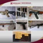 Aseguran réplicas de armas y drogas durante cateos en Pachuca