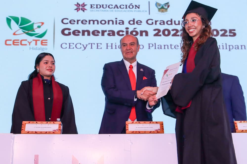 Natividad Castrejón entregó certificados a egresados del CECyTEH, plantel Omitlán e Ixmiquilpan