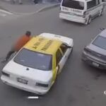 Arrastra conductor de taxi a inspector de transporte en Tulancingo