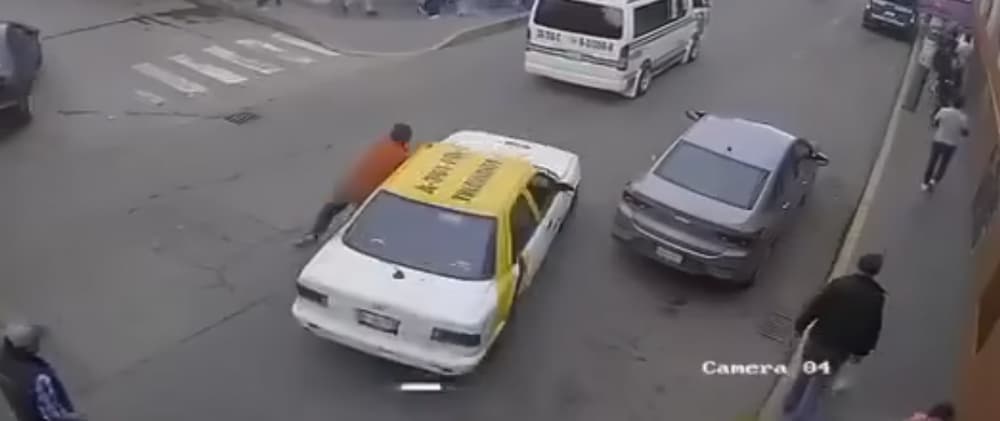 Arrastra conductor de taxi a inspector de transporte en Tulancingo
