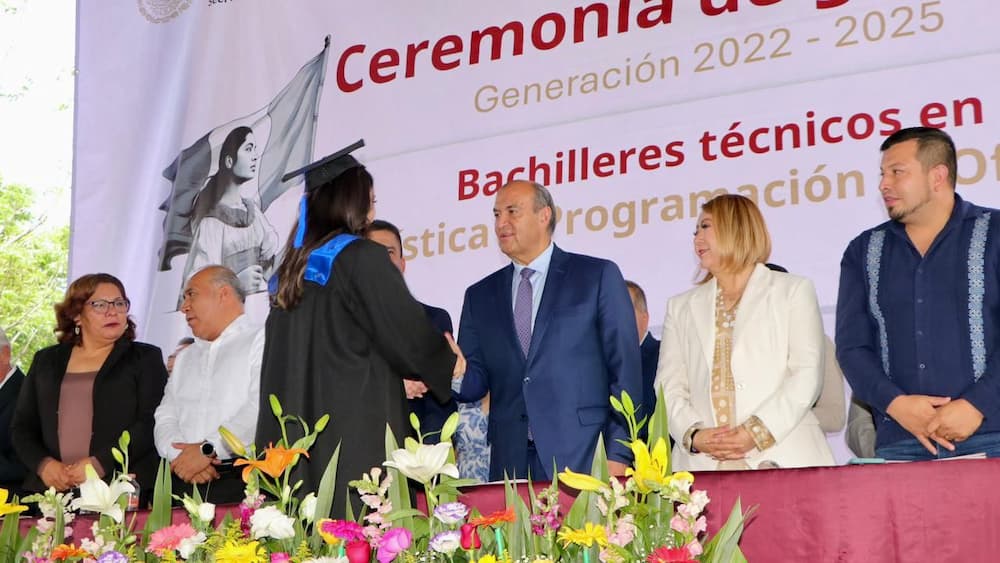 Natividad Castrejón asistió a la ceremonia de graduación del CETIS No. 140 de Jacala