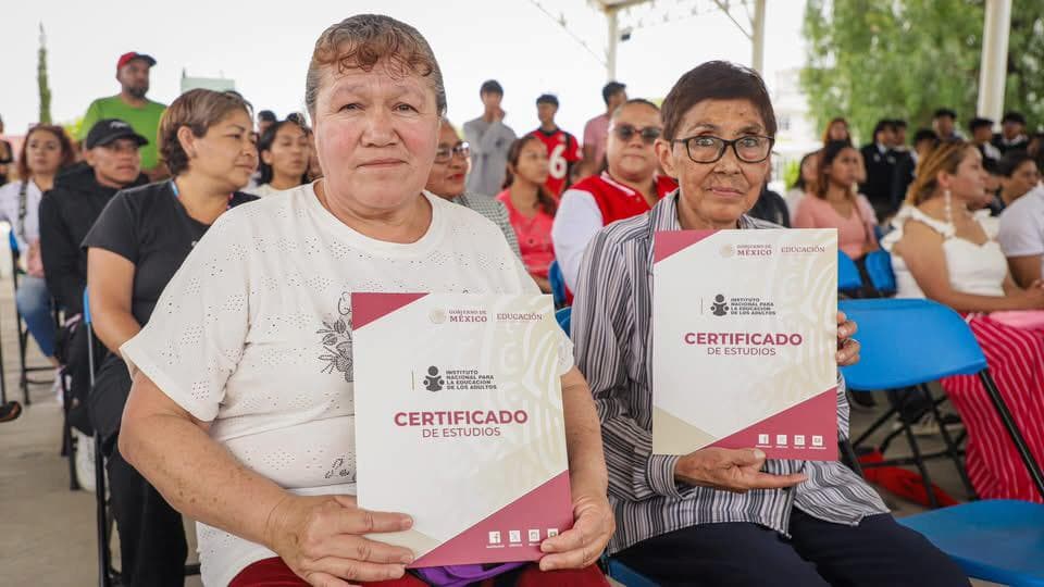 Entrega IHEA 50 certificados de educación básica en Tizayuca