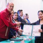 Estudiantes de la UICEH reciben su carta de pasante