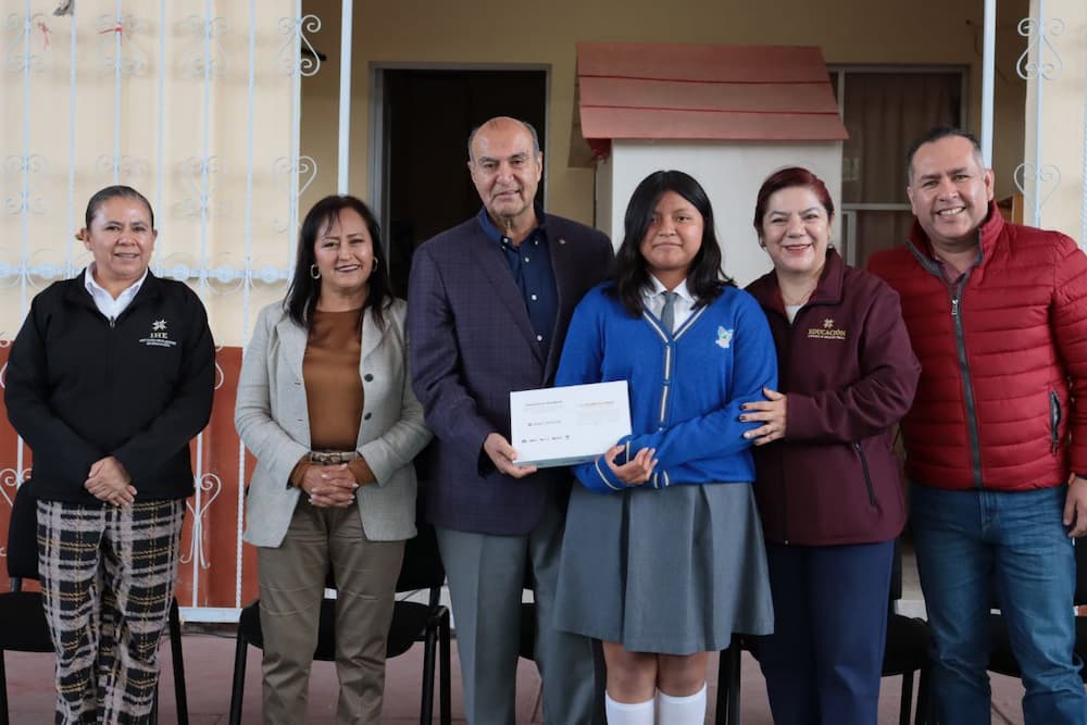Entrega Natividad Castrejón tabletas a Telesecundarias de San Agustín Tlaxiaca y Ajacuba