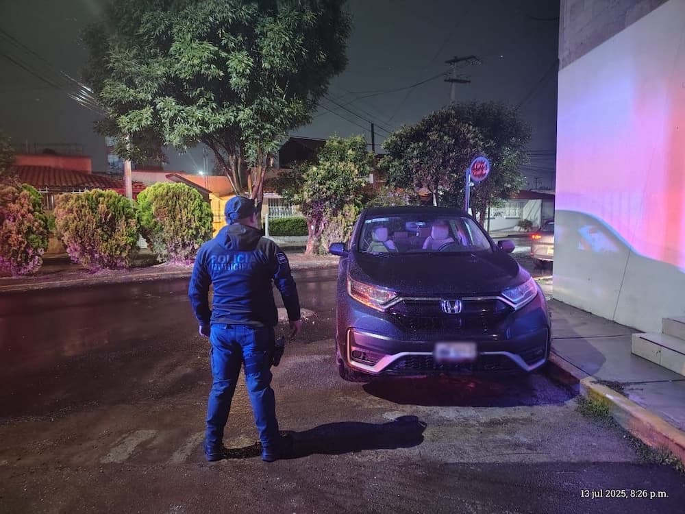 Aseguran vehículo robado, tras reporte en Segurichat Pachuca