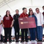 Julio Menchaca entrega apoyos económicos a más de 34 mil hidalguenses