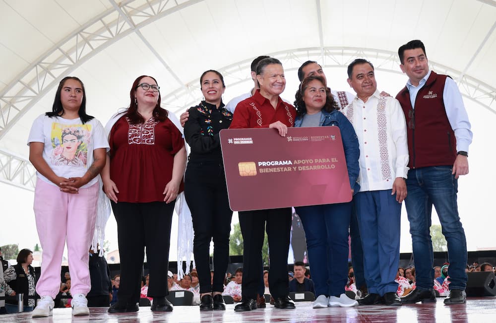 Julio Menchaca entrega apoyos económicos a más de 34 mil hidalguenses