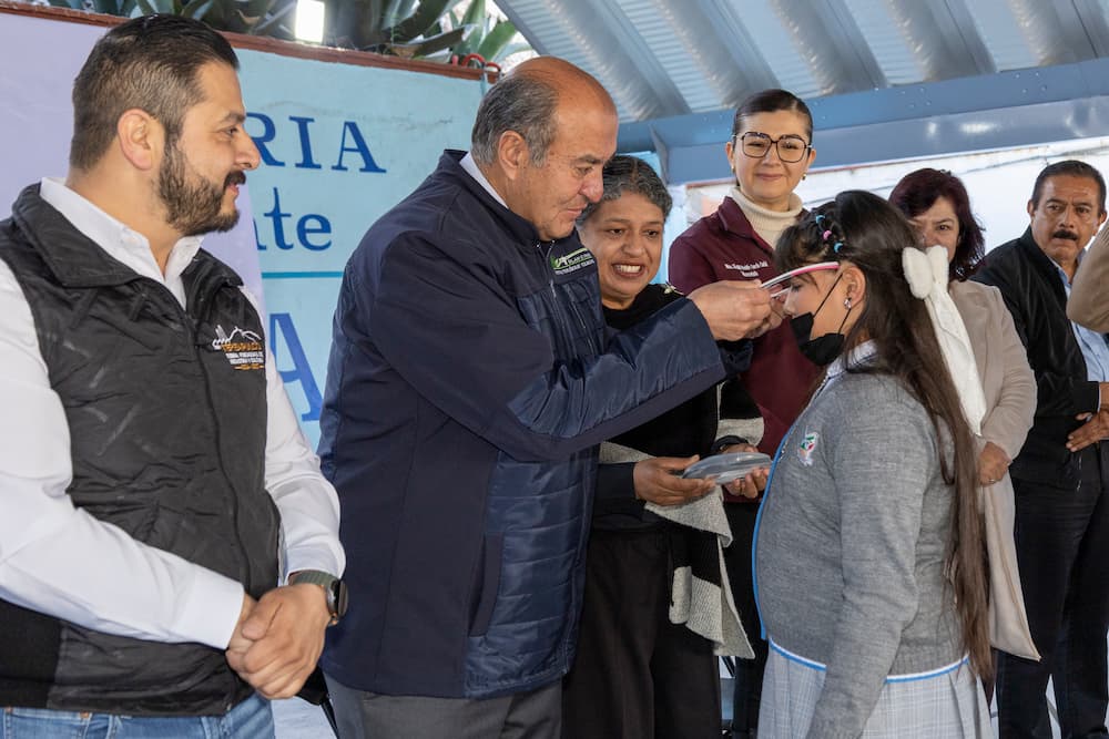 Más de 21 mil estudiantes recibieron lentes gratuitos