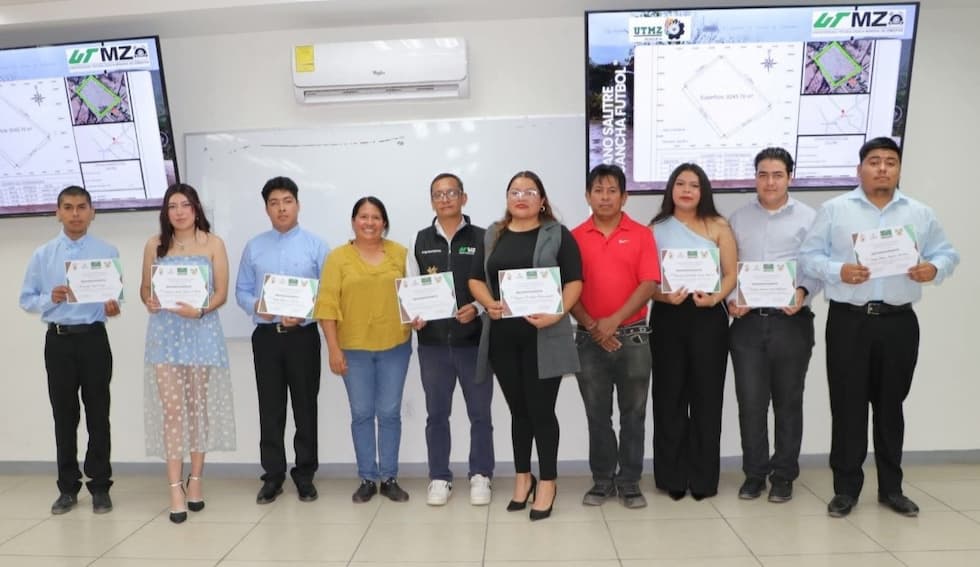 Estudiantes entregan planos topográficos a comunidad El Salitre