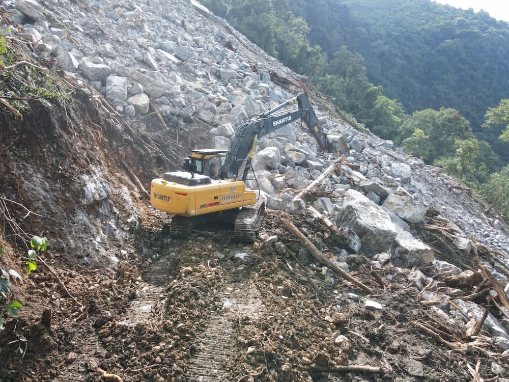 SIPDUS comienza desalojo de derrumbes en Chapulhuacán