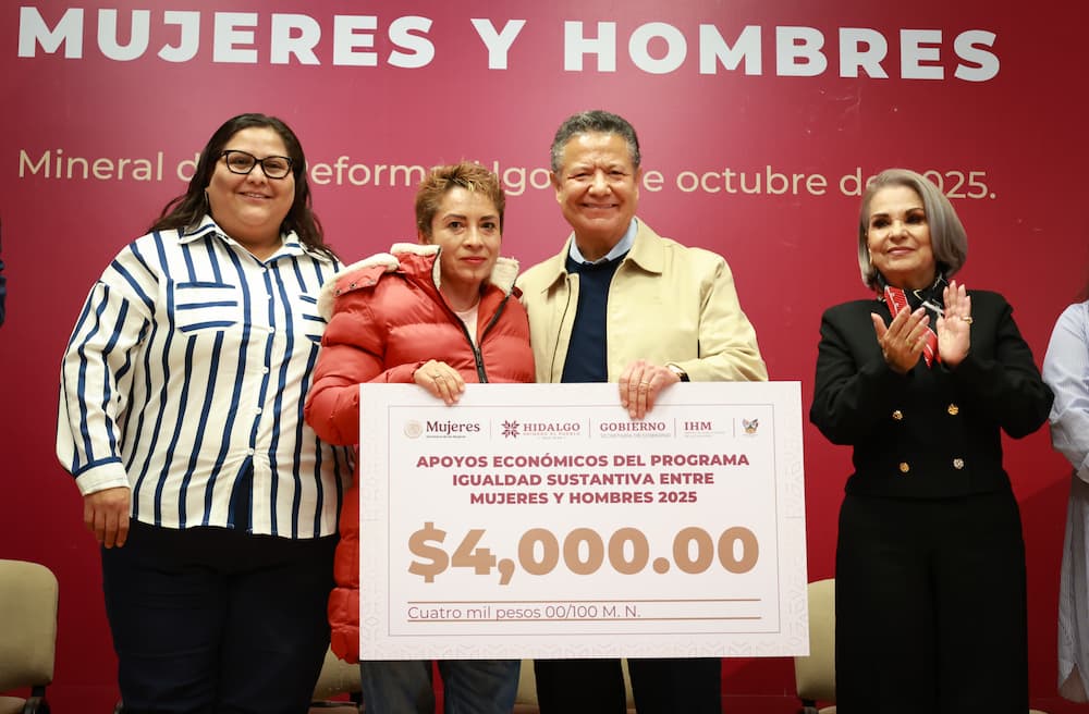 Julio Menchaca respalda a más de 2 mil mujeres con apoyos directos