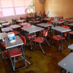 Volverán a clases en municipios de Hidalgo donde haya condiciones La Secretaría de Educación Pública de Hidalgo dio a conocer que el próximo lunes 20 de octubre volverá a clases la comunidad educativa en todos los niveles y modalidades educativas, tanto en instituciones públicas como privadas, en los municipios donde existan las condiciones óptimas. Tras las intensas lluvias en regiones de la entidad y la suspensión de clases decretada el 9 de octubre, las autoridades escolares tendrán que hacer un análisis para valorar si reanudan de forma presencial o a distancia. “Es importante que todas las figuras educativas de nivel básico, media superior y superior, realicen un análisis crítico del contexto de su espacio educativo, para tomar la decisión de reanudar labores de manera presencial y/o a distancia, siguiendo los lineamientos establecidos por las autoridades de Protección Civil, sanitarias y educativas”, precisó la SEPH a través de un comunicado. “Cabe precisar que continuarán las labores de desazolve, desinfección, limpieza general y, en el caso que así lo requiera, reconstrucción en escuelas de los 26 municipios afectados”, acotó la dependencia, que agradeció el compromiso de docentes, directivos, personal administrativo y familias para mantener filtros sanitarios en casa, así como en los planteles educativos, con la finalidad de lograr un regreso ordenado y seguro.