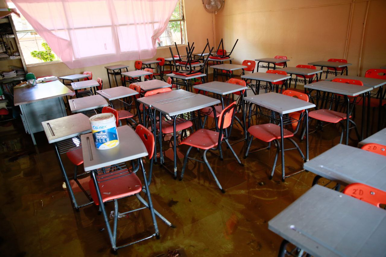 Volverán a clases en municipios de Hidalgo donde haya condiciones La Secretaría de Educación Pública de Hidalgo dio a conocer que el próximo lunes 20 de octubre volverá a clases la comunidad educativa en todos los niveles y modalidades educativas, tanto en instituciones públicas como privadas, en los municipios donde existan las condiciones óptimas. Tras las intensas lluvias en regiones de la entidad y la suspensión de clases decretada el 9 de octubre, las autoridades escolares tendrán que hacer un análisis para valorar si reanudan de forma presencial o a distancia. “Es importante que todas las figuras educativas de nivel básico, media superior y superior, realicen un análisis crítico del contexto de su espacio educativo, para tomar la decisión de reanudar labores de manera presencial y/o a distancia, siguiendo los lineamientos establecidos por las autoridades de Protección Civil, sanitarias y educativas”, precisó la SEPH a través de un comunicado. “Cabe precisar que continuarán las labores de desazolve, desinfección, limpieza general y, en el caso que así lo requiera, reconstrucción en escuelas de los 26 municipios afectados”, acotó la dependencia, que agradeció el compromiso de docentes, directivos, personal administrativo y familias para mantener filtros sanitarios en casa, así como en los planteles educativos, con la finalidad de lograr un regreso ordenado y seguro.