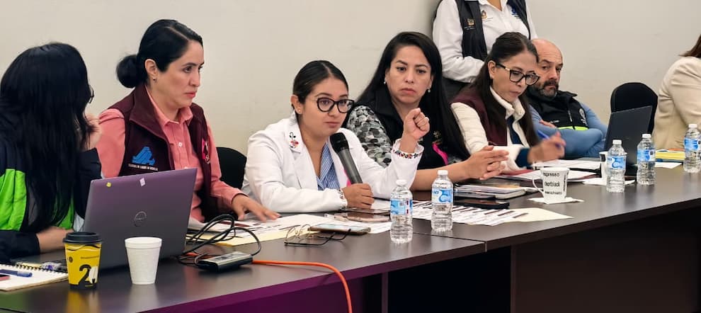 Bajo la coordinación del gobernador Julio Menchaca, la Secretaría de Infraestructura Pública y Desarrollo Urbano Sostenible (SIPDUS) avanza con 166 máquinas activas las labores de limpieza y habilitación de los caminos afectados en los siguientes municipios: Yahualica: Atención al derrumbe en la carretera estatal Nuevo Acatepec - Atlalco - Oxeloco a través de una excavadora a cargo de la Secretaría de Infraestructura Pública Comunicaciones y Transporte (SICT). Molango de Escamilla: Se habilitó el paso provisional al puente Tetipanchalco del Río Claro, sobre el camino rural Naopa - Tlazintla, lo que finalmente permitió el paso a la comunidad de Tlazintla. Se hizo el retiro de 140 metros cúbicos (m³) de escombro del acceso principal a Molango y del barrio Calvario con una retroexcavadora de la SICT y un camión de volteo de SIPDUS. Tlanchinol: Se retiraron 100 m³ de derrumbes a cargo de elementos de la Residencia Regional de Huejutla de Reyes en la carretera estatal Orizatlán - Coacuilco - San José, a la altura del entronque con la carretera Pachuca – Tempoal. Los trabajos se realizaron con un cargador frontal, además de un camión de volteo para el acarreo de material Se desalojaron mil 300 m³ de derrumbes en la carretera estatal Tlanchinol - Apantlazol – Olotla, del kilómetro 11+300 al 11+800, con apoyo de un cargador frontal. Con estas acciones el gobierno de Hidalgo realiza trabajos que permitan la habilitación de más caminos y carreteras para contribuir a que el apoyo llegue a todos los lugares donde se necesita.