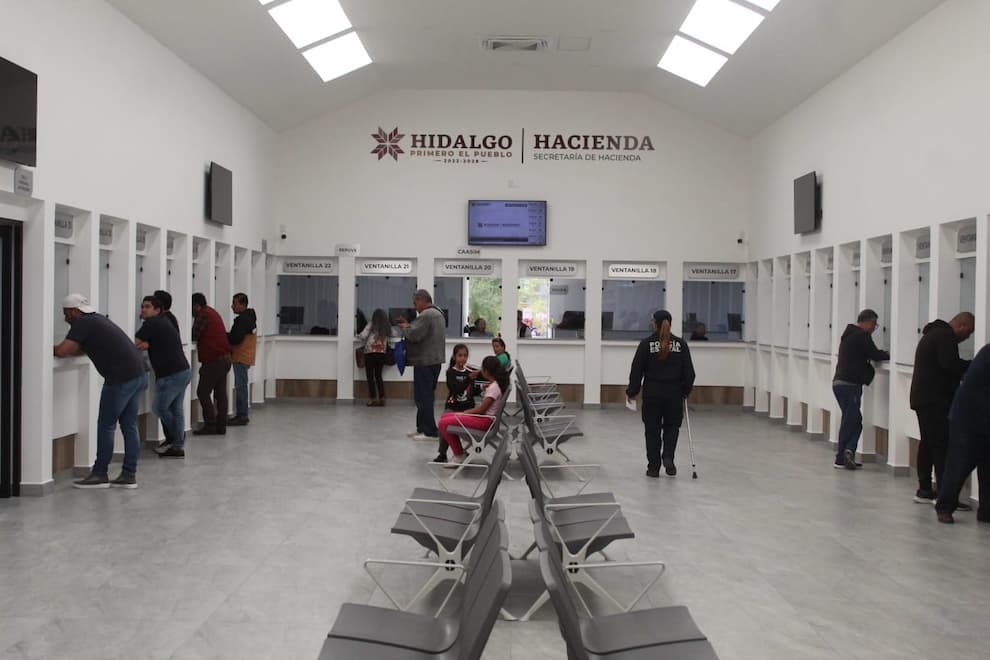 La Operadora de Eventos del Estado de Hidalgo (OEEH) invita a disfrutar del Jaripeo-Baile gratuito y con causa, que se llevará a cabo en el marco de la Feria de San Francisco Pachuca Hidalgo 2025, este domingo a las 15:00 horas en la Plaza de Toros Monumental Vicente Segura. Este evento tiene como propósito sumarse al esfuerzo del Gobierno de Hidalgo y del Sistema DIF Hidalgo para continuar brindando apoyo a las familias hidalguenses afectadas por las lluvias, demostrando que la unión y la solidaridad son parte de la esencia de nuestra entidad. Para poder ingresar, se solicita una aportación en especie, ya sea de víveres o artículos de primera necesidad como azúcar, café de 42 gramos, atún, sardina, sopas instantáneas, arroz, frijoles en bolsa, leche en polvo, aceite de 450 mililitros, lenteja y bolsas de basura. También se recibirán medicamentos como diclofenaco, paracetamol, metamizol, cefalexina, electrolitos orales, salbutamol, losartán, captopril, metformina, gel antibacterial; y material como vendas, gasas, jabón quirúrgico y toallas desinfectantes. El espectáculo contará con 10 toros de la ganadería Los Indestructibles de H3H de La Garita, Jalisco, reconocida como la número uno de esa ciudad, además de la participación de la cuadrilla de jinetes profesionales Vaqueros de Hierro, del circuito de Barajas, Guanajuato, encabezada por Emilio Loyola. En la locución estará Fredy Vicuña, y desde Guanajuato llegará la Banda Suprema El Tiburón para poner el ambiente musical y festivo. Será una tarde llena de emoción, ritmo y espíritu solidario. Un encuentro para disfrutar en familia, ayudar de corazón y demostrar que cuando Hidalgo se une, nada lo detiene.