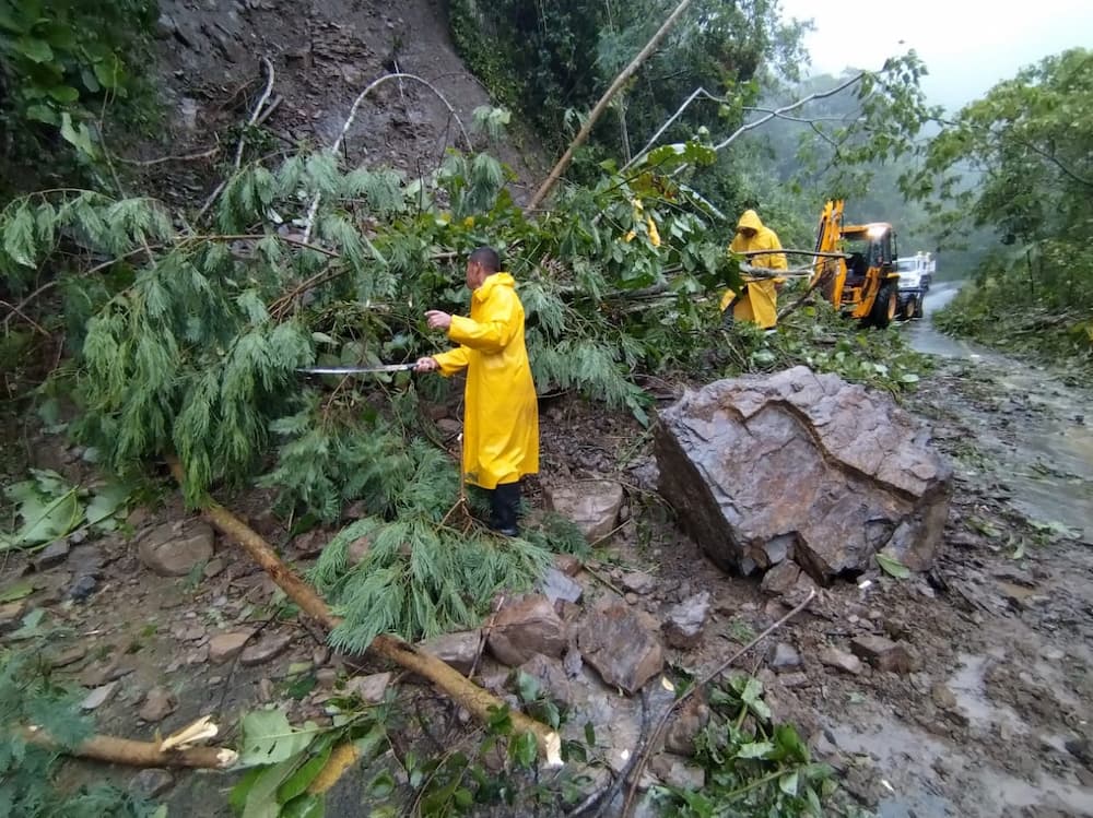 Despliegan personal y maquinaria en municipios de Hidalgo para atender emergencia