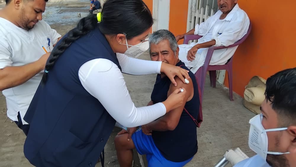 Aplican más de 33 mil vacunas en zonas afectadas por las lluvias