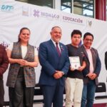 Reconocen a estudiantes de la UPT con becas