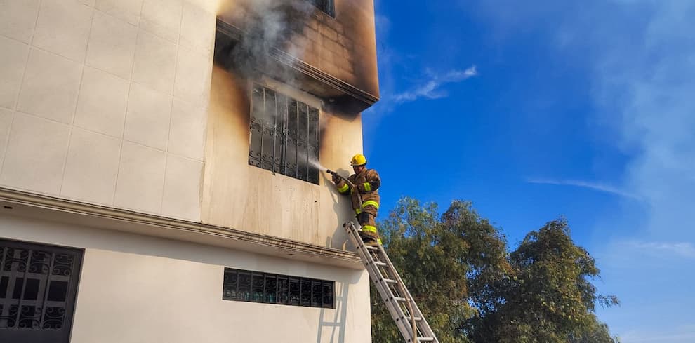 Bomberos de Pachuca controlan incendio en domicilio de La Loma