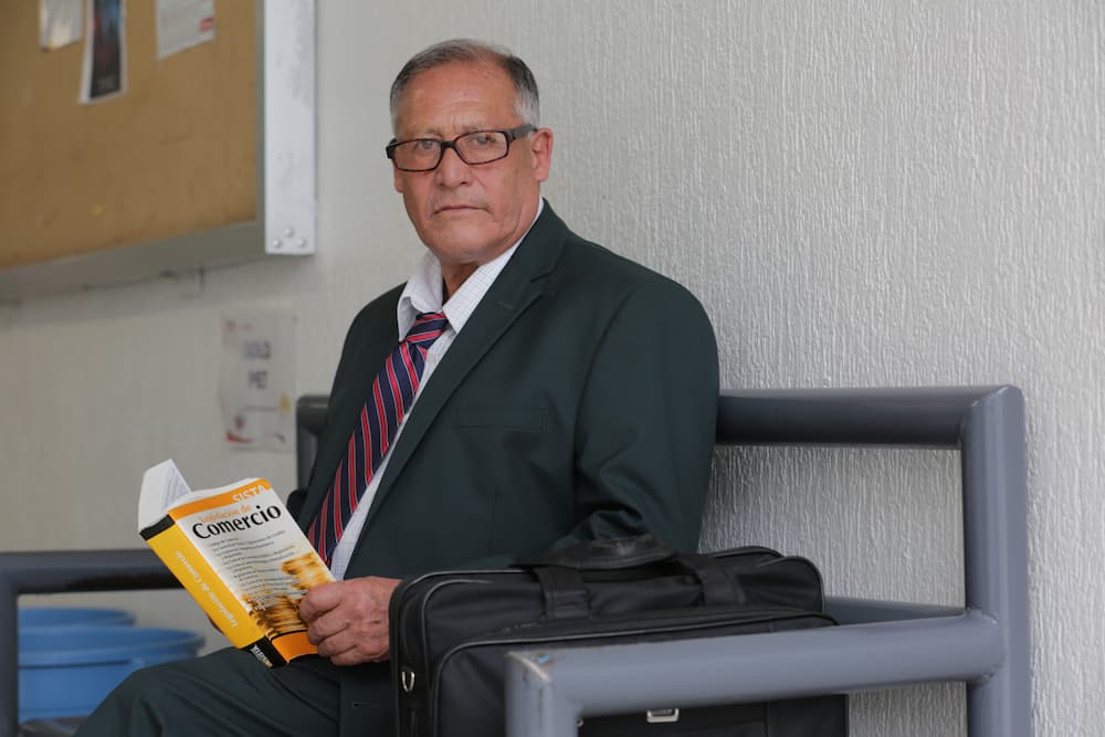 Con 66 años, Salomón Ángeles retoma estudios de Derecho en la UAEH