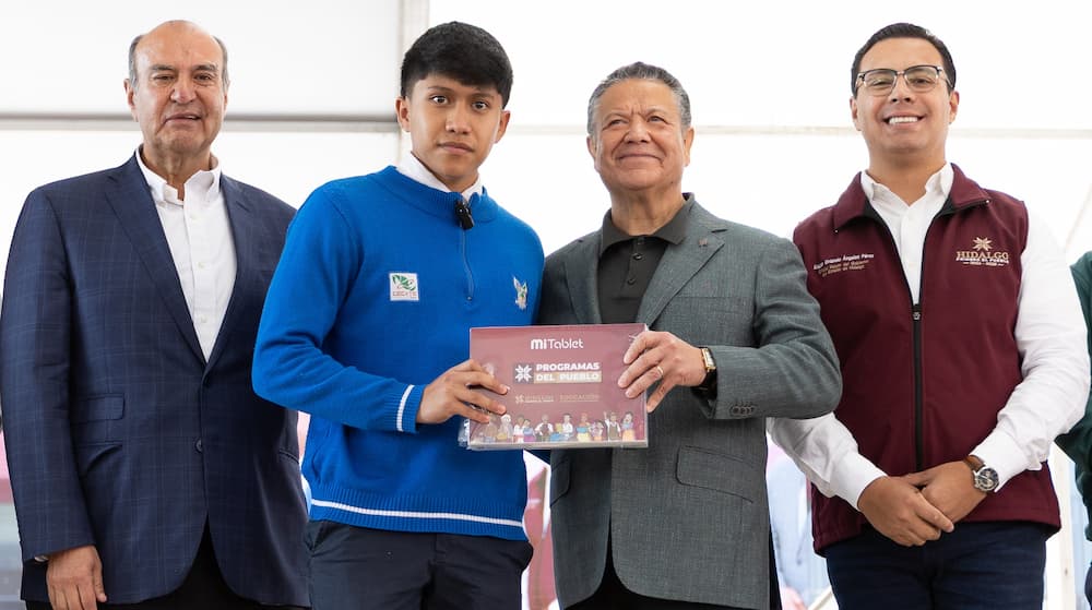 Julio Menchaca entrega 10 mil tabletas a estudiantes de nivel medio superior