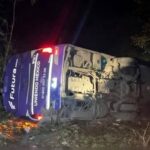 Cae autobús de pasajeros a barranco en la Pachuca-Huejutla
