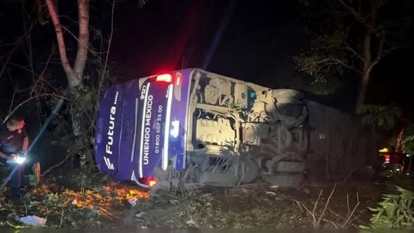 Cae autobús de pasajeros a barranco en la Pachuca-Huejutla