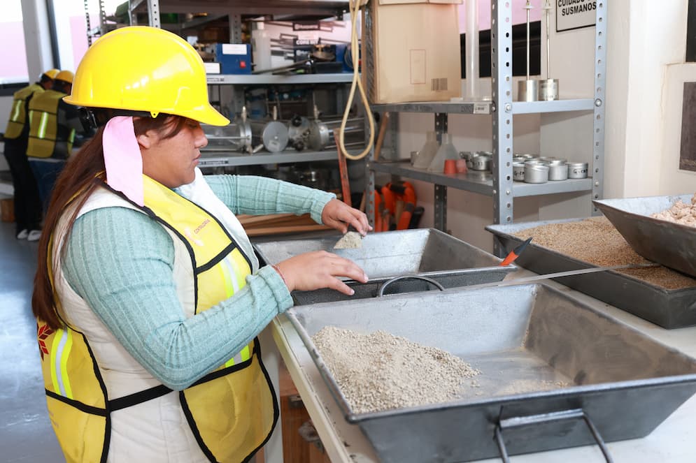 Laboratorio de Contraloría supera 7 mil obras verificadas