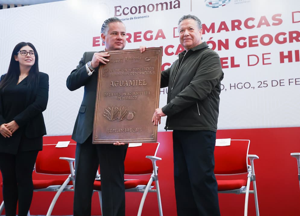 Con el propósito de salvaguardar el patrimonio productivo y comercial de Hidalgo, el gobernador Julio Menchaca Salazar recibió la declaratoria de protección de la Indicación Geográfica (IG) del Aguamiel de la Región Aguamielera del estado por parte del Instituto Mexicano de la Propiedad Industrial (IMPI) y acompañó la entrega de Marcas del Bienestar a personas emprendedoras y empresarias hidalguenses.