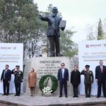 Conmemoran en Hidalgo 109 años de la Constitución Política La ceremonia cívica se realizó al pie de la estatua del presidente José Venustiano Carranza de la Garza, ubicada en el Sector Primario, al sur de Pachuca. Durante el acto se rindió homenaje al documento que sentó las bases de un Estado moderno, estableció los derechos sociales y reafirmó el principio de no intervención extranjera. En su mensaje, el secretario de Gobierno, Guillermo Olivares Reyna, señaló que los principios constitucionales vigentes surgieron de un movimiento social que demandaba un país más justo, con igualdad de oportunidades, derechos laborales, acceso a la tierra, educación y un Estado responsable del bienestar colectivo. Añadió que los derechos consagrados en la Constitución representan una herramienta para avanzar, bajo la conducción del gobernador Julio Menchaca, en la construcción de un país más equitativo, democrático y soberano, con beneficios directos para la población hidalguense. Por su parte, el diputado Andrés Velázquez Vázquez recordó y reconoció la participación de los hidalguenses que intervinieron en la promulgación de la Carta Magna, durante el parlamento alterno convocado por Venustiano Carranza en la ciudad de Querétaro en 1917. Entre los legisladores hidalguenses que participaron en ese proceso histórico destacan Antonio Guerrero Grande, del distrito de Actopan; Leopoldo Ruiz Labastida, de Apan; Alberto González Olivares, de Atotonilco; Rafael Vega Sánchez, de Huichapan; Alfonso Cravioto Mejorado, de Pachuca; Matías Rodríguez Melgarejo, de Tula; Ismael Pintado Sánchez, de Tulancingo; Refugio Mercado Fuentes, de Zacualtipán, y Alfonso Mayorga Olivares, de Zimapán. El acto conmemorativo concluyó con una guardia de honor en la que participaron autoridades estatales, legisladores, magistrados, personal castrense adscrito a la 18va. Zona Militar, elementos de la Guardia Nacional, así como estudiantes y docentes del Colegio Calmécac.