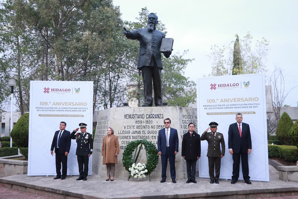 Conmemoran en Hidalgo 109 años de la Constitución Política La ceremonia cívica se realizó al pie de la estatua del presidente José Venustiano Carranza de la Garza, ubicada en el Sector Primario, al sur de Pachuca. Durante el acto se rindió homenaje al documento que sentó las bases de un Estado moderno, estableció los derechos sociales y reafirmó el principio de no intervención extranjera. En su mensaje, el secretario de Gobierno, Guillermo Olivares Reyna, señaló que los principios constitucionales vigentes surgieron de un movimiento social que demandaba un país más justo, con igualdad de oportunidades, derechos laborales, acceso a la tierra, educación y un Estado responsable del bienestar colectivo. Añadió que los derechos consagrados en la Constitución representan una herramienta para avanzar, bajo la conducción del gobernador Julio Menchaca, en la construcción de un país más equitativo, democrático y soberano, con beneficios directos para la población hidalguense. Por su parte, el diputado Andrés Velázquez Vázquez recordó y reconoció la participación de los hidalguenses que intervinieron en la promulgación de la Carta Magna, durante el parlamento alterno convocado por Venustiano Carranza en la ciudad de Querétaro en 1917. Entre los legisladores hidalguenses que participaron en ese proceso histórico destacan Antonio Guerrero Grande, del distrito de Actopan; Leopoldo Ruiz Labastida, de Apan; Alberto González Olivares, de Atotonilco; Rafael Vega Sánchez, de Huichapan; Alfonso Cravioto Mejorado, de Pachuca; Matías Rodríguez Melgarejo, de Tula; Ismael Pintado Sánchez, de Tulancingo; Refugio Mercado Fuentes, de Zacualtipán, y Alfonso Mayorga Olivares, de Zimapán. El acto conmemorativo concluyó con una guardia de honor en la que participaron autoridades estatales, legisladores, magistrados, personal castrense adscrito a la 18va. Zona Militar, elementos de la Guardia Nacional, así como estudiantes y docentes del Colegio Calmécac.