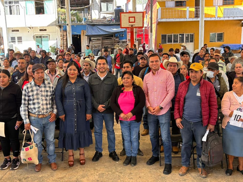 Despacho del Gobernador dota de herramientas y tinacos a familias de la Otomí-Tepehua