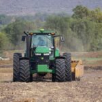 Avanza SIPDUS en la tecnificación del campo en Francisco I. Madero; dan certeza para participar en nivelación de tierras
