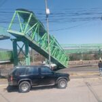 Grúa derriba puente peatonal en la México-Tulancingo