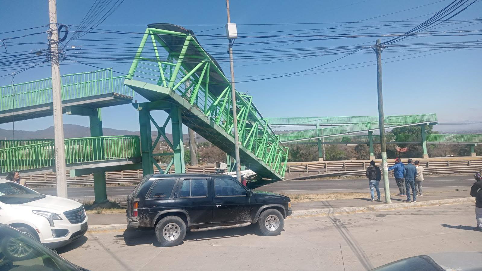 Grúa derriba puente peatonal en la México-Tulancingo