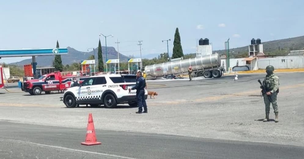 Atienden fuga de combustible en una estación de la Pachuca-Actopan
